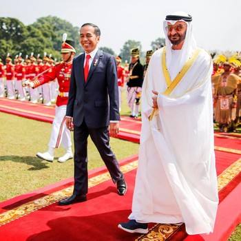 Momen Jokowi & Putra Mahkota UEA Berkeliling Istana Bogor