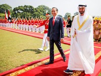 Momen Jokowi & Putra Mahkota UEA Berkeliling Istana Bogor