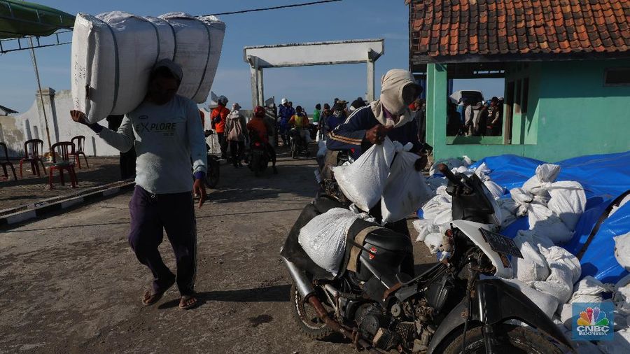 Akibat tercemarnya laut, sebagian nelayan memilih tidak melaut dan memilih sebagai buruh angkut pasir yang terkontaminasi minyak.
