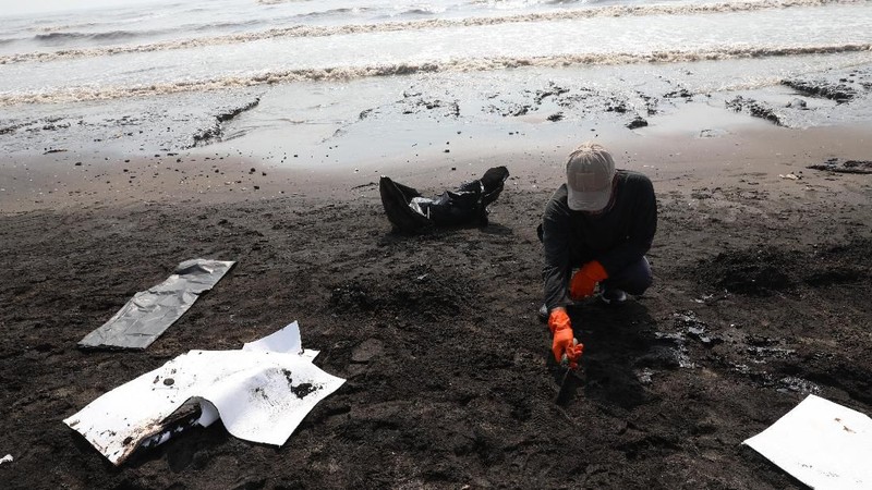 Pesisir pantai tersebut tercemar akibat terjadi kebocoran minyak dan gas di sekitar anjungan lepas pantai YYA-1