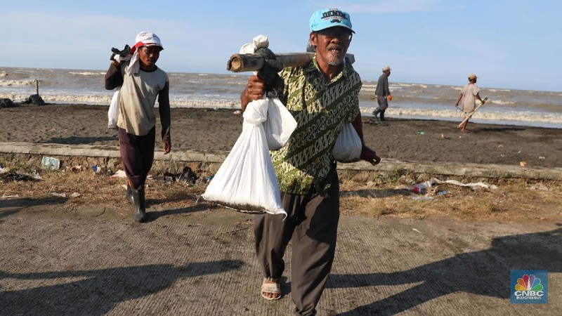 Sebanyak tujuh desa di lima kecamatan Karawang menjadi korban akibat kebocoran minyak dan gas di sekitar anjungan lepas pantai YYA-1