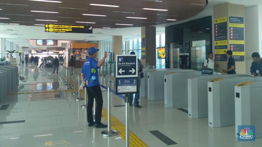 Suasana Stasiun Sudirman Baru/BNI City pada Senin Pagi (22/7/2019) (CNBC Indonesia/Muhammad Choirul Anwar)