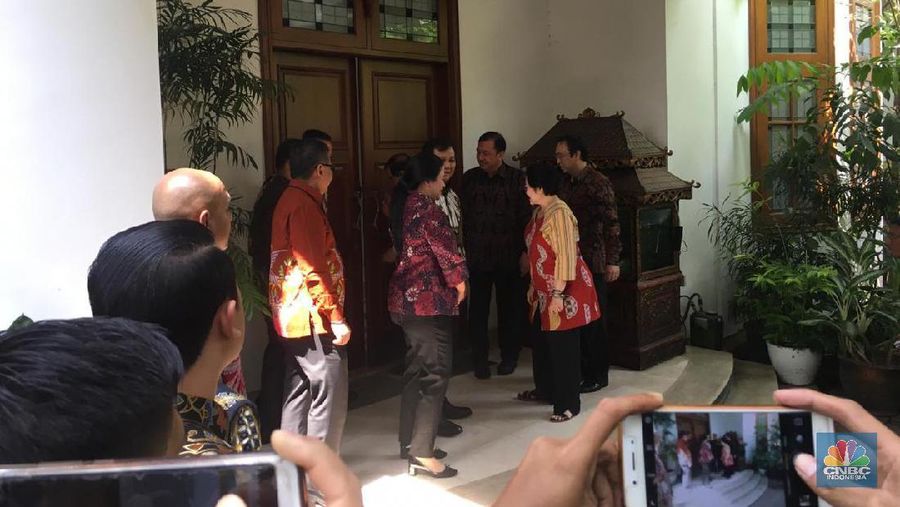 Prabowo Subianto tiba di kediaman Ketua Umum Partai Demokrasi Indonesia Perjuangan Megawati Soekarnoputri di bilangan Teuku Umar