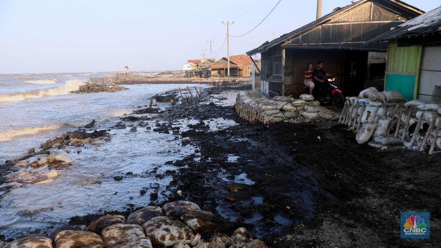 ESDM mengumumkan progres penangangan tumpahan minyak Pertamina di Laut Jawa, hasilkan belasan ribu karung limbah. 