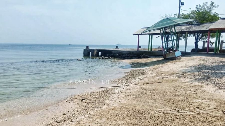 Pesisir pantai dan laut Pulau Untung Jawa, Kepulauan Seribu terkena Limbah PEK (dok. Sudin Lingkungan Hidup P-1000 via instagram @sudin_lh_p1000)