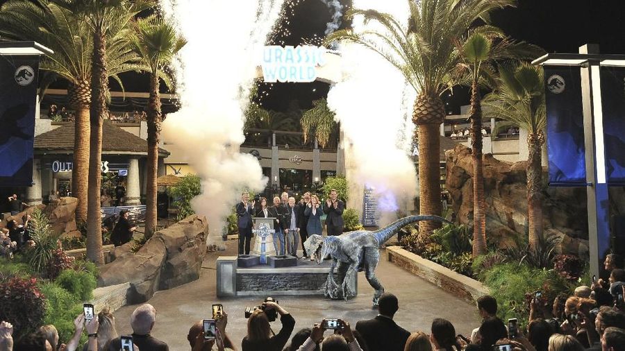 Universal Studios Hollywood, AS membuka wahana baru Jurassic World: The Ride, Senin (22/07) yang diangkat dari film Jurassic World.