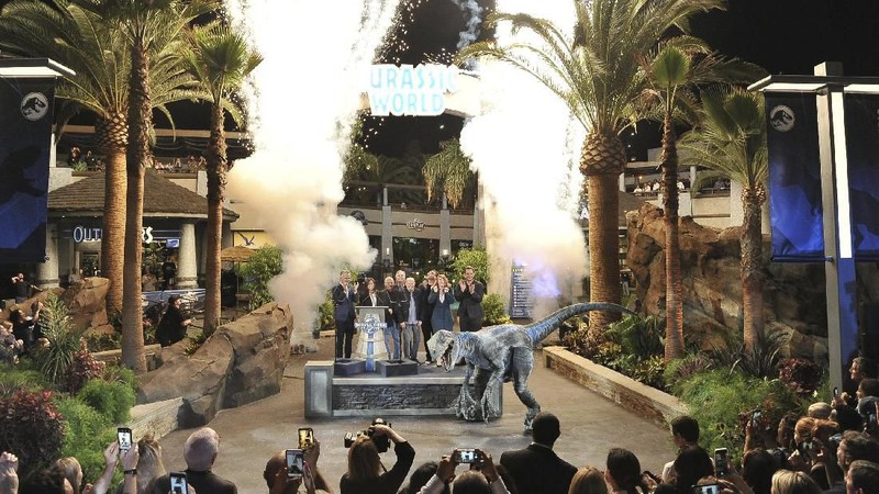 Universal Studios Hollywood, AS membuka wahana baru Jurassic World: The Ride, Senin (22/07) yang diangkat dari film Jurassic World.