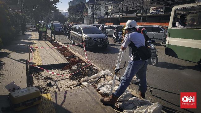 Macet Pelebaran Trotoar, Anies Sarankan Naik Angkutan Umum