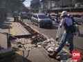 Macet Pelebaran Trotoar, Anies Sarankan Naik Angkutan Umum