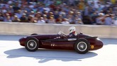 Mobil balap Maserati 250F 1956 dikemudikan George Kaufmann saat mengikuti demonstrasi balap Oerlikon di sirkuit sepeda Offene Rennbahn di Zurich, Swiss, pada 23 Juli 2019. (REUTERS/Arnd Wiegmann).