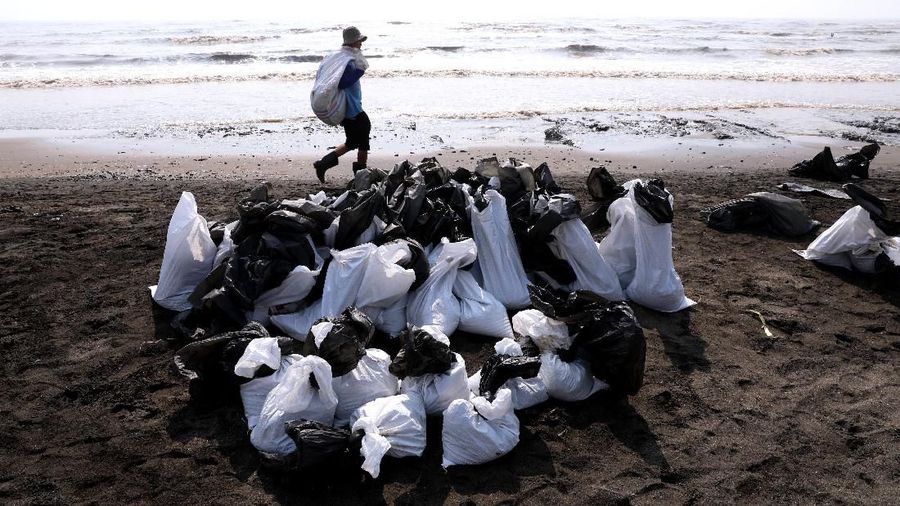 Pesisir pantai tersebut tercemar akibat terjadi kebocoran minyak dan gas di sekitar anjungan lepas pantai YYA-1