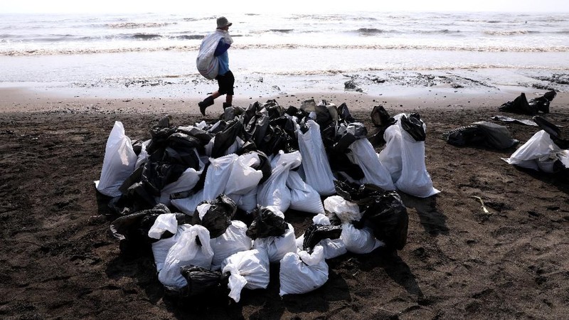 Pesisir pantai tersebut tercemar akibat terjadi kebocoran minyak dan gas di sekitar anjungan lepas pantai YYA-1
