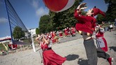 Santa memulai kongres yang menghibur para turis di patung putri Duyung Kopenhagen yang menggambarkan tokoh utama dongeng dari Hans Christian Andersen. (Liselotte Sabroe/Ritzau Scanpix/via REUTERS)