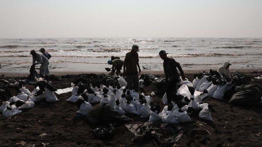Pesisir pantai tersebut tercemar akibat terjadi kebocoran minyak dan gas di sekitar anjungan lepas pantai YYA-1