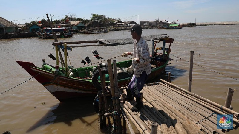 Sebanyak tujuh desa di lima kecamatan Karawang menjadi korban akibat kebocoran minyak dan gas di sekitar anjungan lepas pantai YYA-1