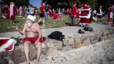 Selama empat hari kongres, para Santa Klaus ini berpawai melalui jalan-jalan di Kopenhagen, mandi di laut dan berlomba di lima pertandingan. (Liselotte Sabroe/Ritzau Scanpix/via REUTERS)