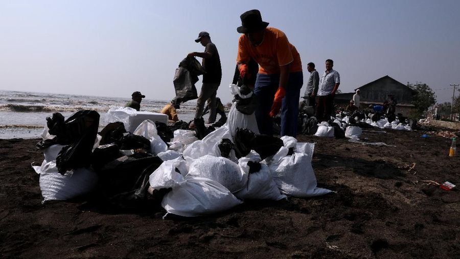 Pesisir pantai tersebut tercemar akibat terjadi kebocoran minyak dan gas di sekitar anjungan lepas pantai YYA-1