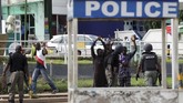 Juru bicara kepolisian Nigeria, Frank Mba mengatakan satu anggota polisi tewas dan dua petugas terluka parah dalam bentrokan tersebut. Sebuah stasiun pemadam kebakaran ikut dibakar massa. (Kola SULAIMON / AFP)
