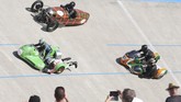 Mobil balap tiga roda Morgan Aero Sport 1934 yang dikemudikan Cyril Gautier, Kawasaki H1R 1970 yang dikendalikan Robert Egolf dan Barbara Winkler-Egolf, serta Rob North IMP Kneeler 1969 yang ditumpangi Mike Zimmerlin dan Burghard Wystemp, juga terlihat demonstrasi balap Oerlikon. (REUTERS/Arnd Wiegmann).