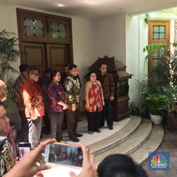 Naik Alphard Putih, Prabowo Tiba di Rumah Megawati