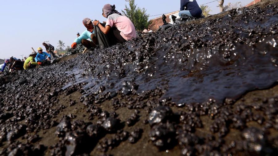 Pesisir pantai tersebut tercemar akibat terjadi kebocoran minyak dan gas di sekitar anjungan lepas pantai YYA-1