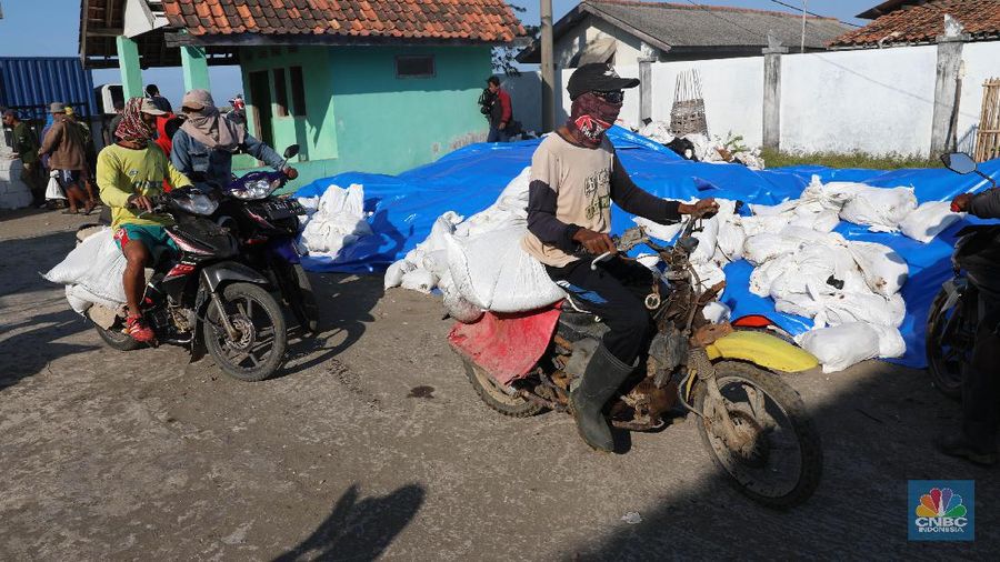 Sebanyak tujuh desa di lima kecamatan Karawang menjadi korban akibat kebocoran minyak dan gas di sekitar anjungan lepas pantai YYA-1