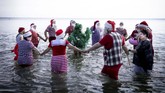 Beberapa topik obrolan soal Natal menjadi salah satu topik seru para santa. Termasuk perbedaan soal tanggal Natal. (Liselotte Sabroe/Ritzau Scanpix/via REUTERS)