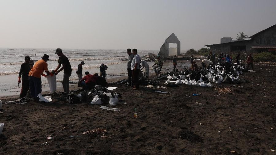Pesisir pantai tersebut tercemar akibat terjadi kebocoran minyak dan gas di sekitar anjungan lepas pantai YYA-1