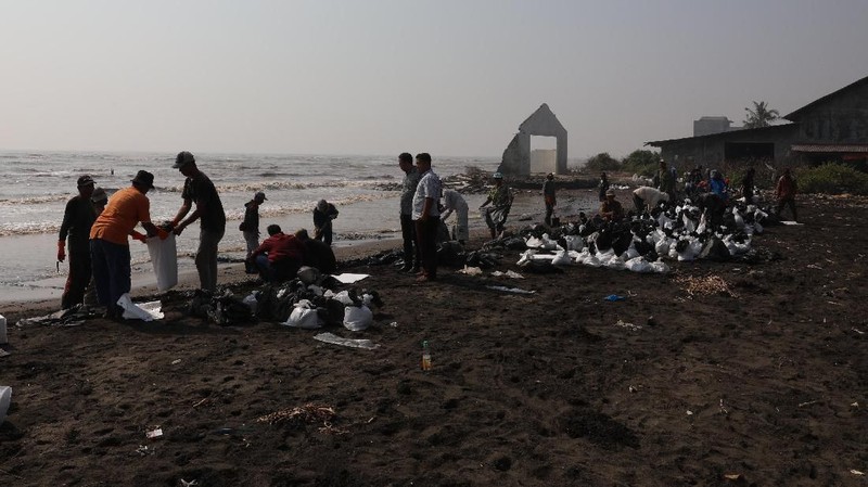 Pesisir pantai tersebut tercemar akibat terjadi kebocoran minyak dan gas di sekitar anjungan lepas pantai YYA-1