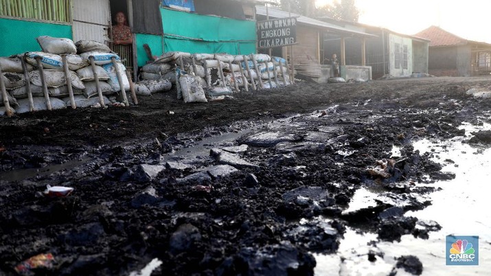 Waduh, Insiden Bocor Minyak Pertamina Ternyata Sudah 2 Pekan! Insiden yang sebabkan tumpahan minyak di laut utara Jawa dari sumur migas Pertamina ternyata sudah terjadi sejak 2 pekan lalu, mengapa ditutupi?