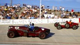 Christoph Karle mengemudikan mobil sport Lagonda 1938 di depan Rolf Wyss yang memacu mobil balap Bugatti 51 A 1936 ketika demonstrasi balap Oerlikon di sirkuit sepeda Offene Rennbahn di Zurich, Swiss, pada 23 Juli 2019. (REUTERS/Arnd Wiegmann).
