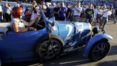 Caroline Bugatti mengendarai Bugatti Type 43 1929 miliknya ketika demonstrasi balap Oerlikon digelar di sirkuit sepeda Offene Rennbahn di Zurich, Swiss, pada 23 Juli 2019. (REUTERS/Arnd Wiegmann).