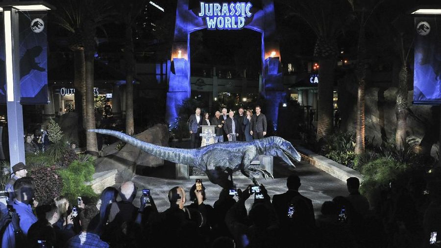 Universal Studios Hollywood, AS membuka wahana baru Jurassic World: The Ride, Senin (22/07) yang diangkat dari film Jurassic World.