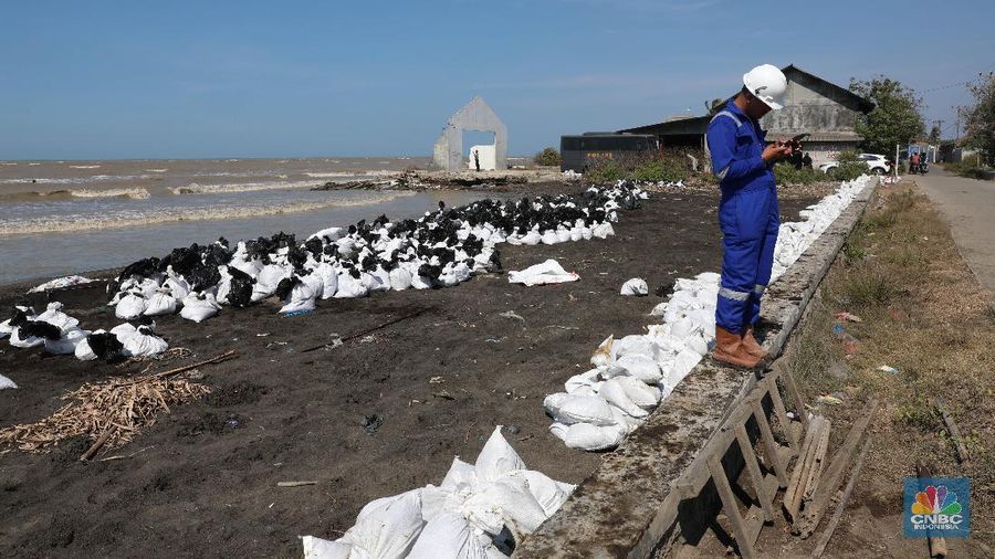 Hitungan kasarnya, dalam sehari minyak yang tumpah di laut Karawang bisa mencapai 3.000 barel sehari atau setara 106 ribu galon air mineral