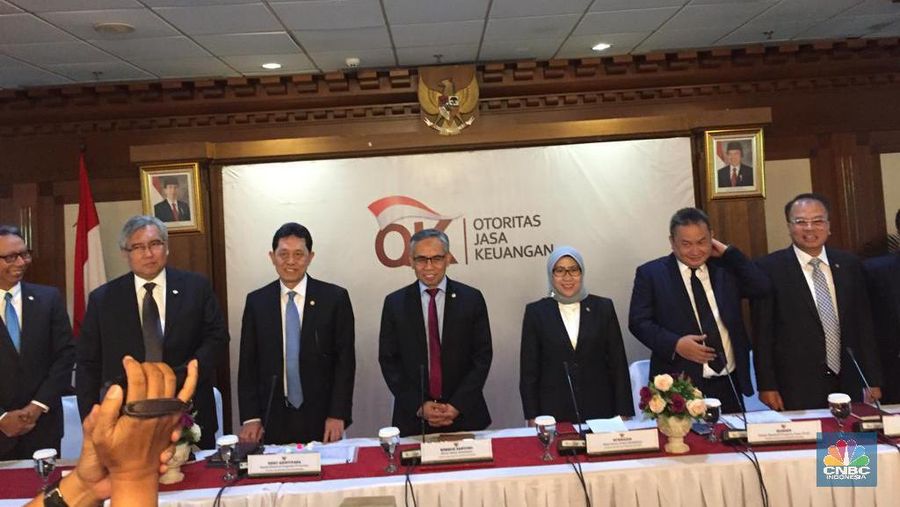 Otoritas Jasa Keuangan (OJK) menyebutkan Indonesia masih dihantui perlambatan ekonomi.