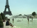 VIDEO: Panas Ekstrem, Turis Berendam di Kolam Menara Eiffel