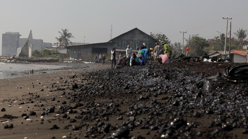 Pesisir pantai tersebut tercemar akibat terjadi kebocoran minyak dan gas di sekitar anjungan lepas pantai YYA-1