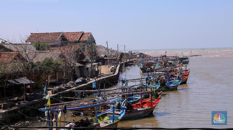 Akibat adanya tumpahan minyak Pertamina di utara laut Karawang membuat hasil tangkapan ikan nelayan di kawasan tersebut menurun.