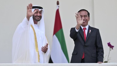 Pertemuan Presiden Joko Widodo dengan Putra Mahkota Abu Dhabi Abu Dhabi's Crown Prince Sheikh Mohammed bin Zayed Al Nahyan, left, and Indonesian President Joko Widodo wave at photographers during their meeting at the presidential palace in Bogor, Indonesia, Wednesday, July 24, 2019. (AP Photo/Dita Alangkara, Pool)