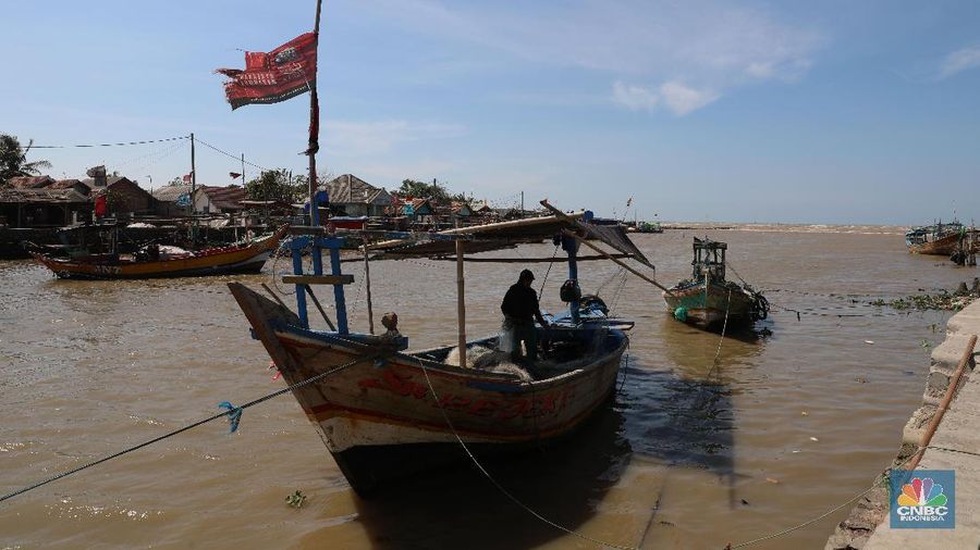 Akibat adanya tumpahan minyak Pertamina di utara laut Karawang membuat hasil tangkapan ikan nelayan di kawasan tersebut menurun.