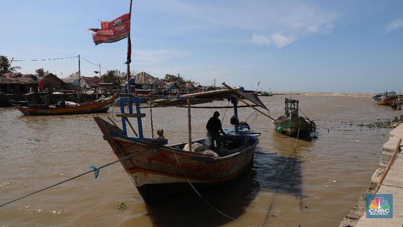 Akibat adanya tumpahan minyak Pertamina di utara laut Karawang membuat hasil tangkapan ikan nelayan di kawasan tersebut menurun.