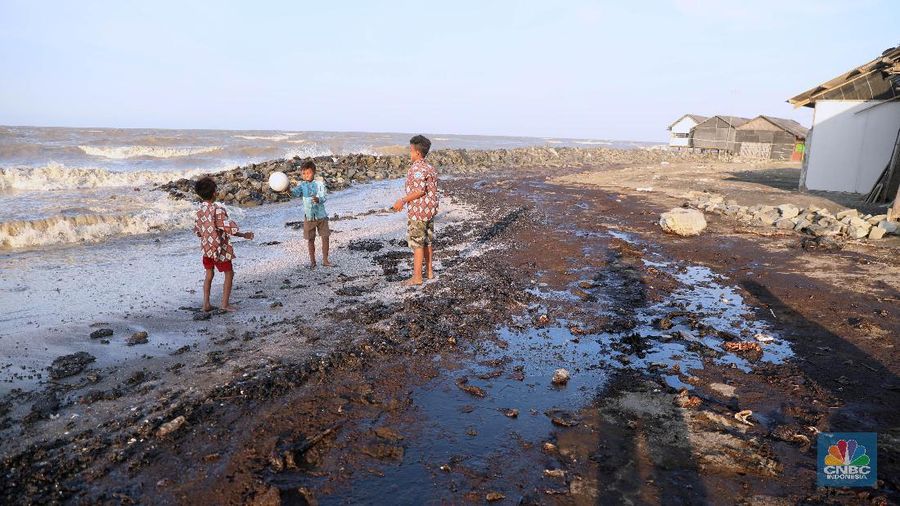 Sebanyak tujuh desa di lima kecamatan Karawang menjadi korban akibat kebocoran minyak dan gas di sekitar anjungan lepas pantai YYA-1