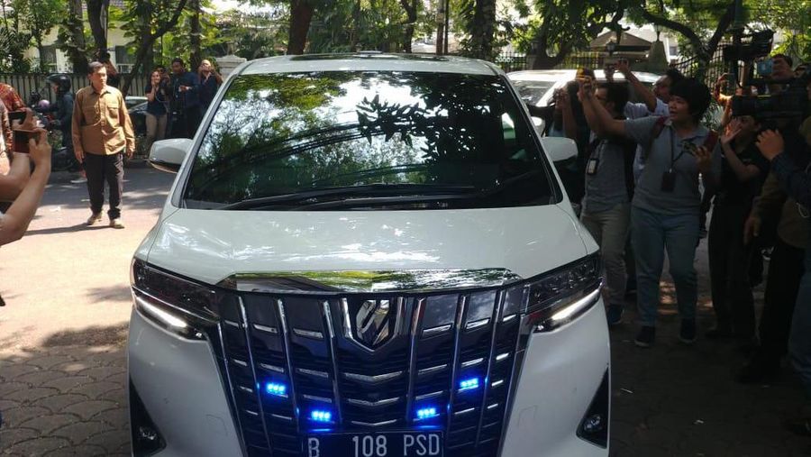 Prabowo Subianto tiba di kediaman Ketua Umum Partai Demokrasi Indonesia Perjuangan Megawati Soekarnoputri di bilangan Teuku Umar