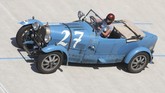 Caroline Bugatti mengendarai Bugatti Type 43 1929 miliknya ketika demonstrasi balap Oerlikon digelar di sirkuit sepeda Offene Rennbahn di Zurich, Swiss, pada 23 Juli 2019. (REUTERS/Arnd Wiegmann).