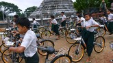 “Saya melihat siswa berjalan berjam-jam untuk sampai ke sekolah dan saya sangat kasihan pada mereka,” kata pria 33 tahun ini. (Photo by Ye Aung THU / AFP)