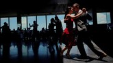 Para peserta ambil bagian di Kejuaraan Dunia Tari Tango di babak kualifikasi wilayah Karibia di Havana, Kuba. (Reuters/Alexandre Meneghini)