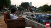 Warga sedang menikmati bermain burung dara di lapangan kampung Muria Dalam 3, Jakarta Selatan, 25 Juli 2019. (CNN Indonesia/Andry Novelino)