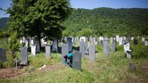 Suami Sumaya terbunuh. Karena khawatir keempat anaknyaakan terpengaruh jika nama mereka dikaitkan dengan konflik, Sumaya menolak untuk diidentifikasi melalui nama keluarganya. (REUTERS/Ekaterina Anchevskaya)