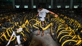 Dia tak perlu lagi berjalan 10 km selama dua jam untuk pergi ke sekolah. (Photo by Ye Aung THU / AFP)