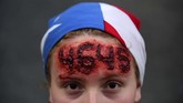Rossello menghadapi krisis politik atas skandal obrolan dan kasus korupsi yang melibatkan uang bantuan korban Badai Maria, yang menghantam Puerto Rico pada 2017 dan menewaskan hampir 3.000 orang. (AP Photo/Carlos Giusti)